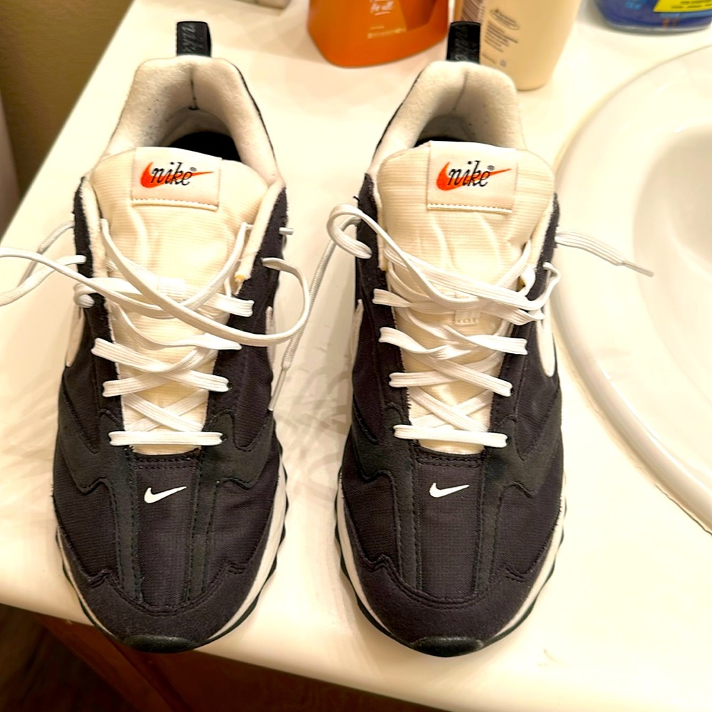 Nike air max dawn men’s 
Black and White Sneakers